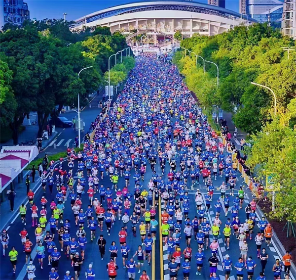 Skupina HI-Q sa beží spolu v maratóne Zhuhai