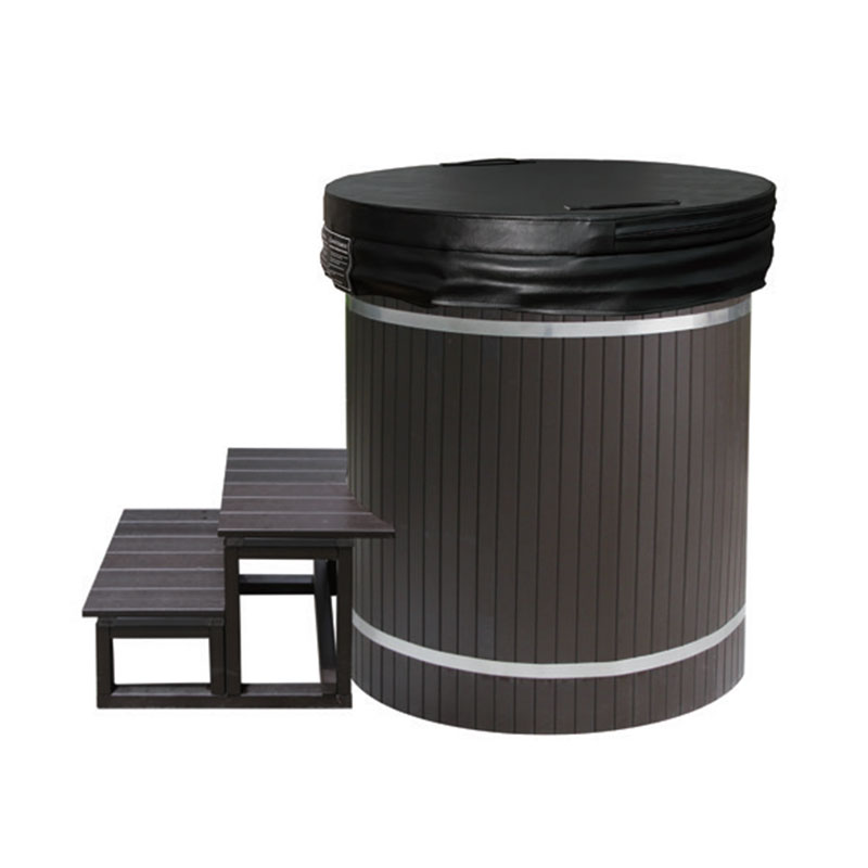 Drevená studená ponorná vaňa